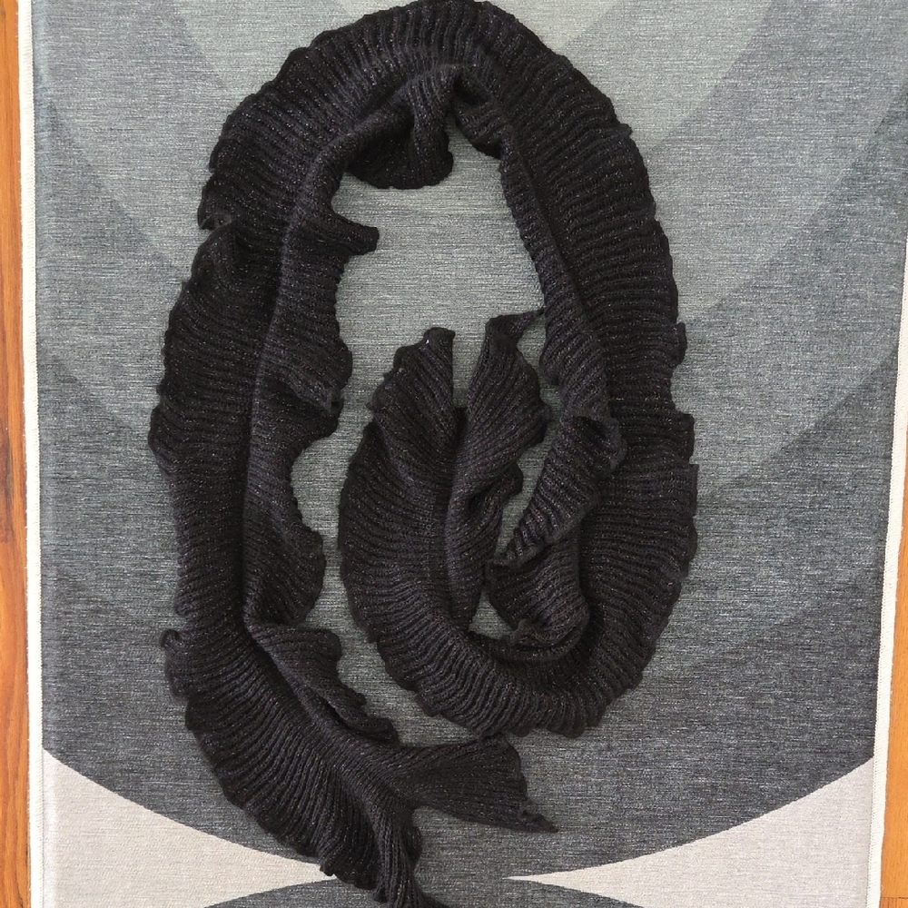 Black Ruffled Knit Scarf - Picture 2 of 7